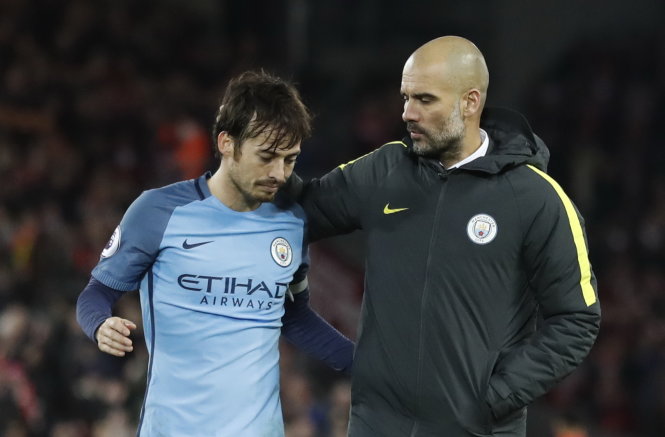 Guardiola (phải) và học trò quyết tâm gượng dậy sau trận thua Liverpool Ảnh: REUTERS