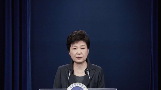 Tổng thống Hàn Quốc Park Geun-hye đang bị tạm treo quyền trong thời gian chờ quốc hội luận tội về những liên đới trong bê bối chính trị liên quan tới người bạn gái Choi Soon-sil - Ảnh: Reuters
