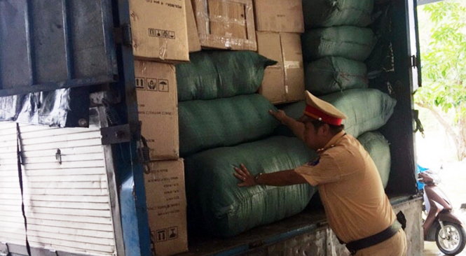 Lực lượng CSGT Quảng Nam kiểm tra xe biển số Lào chở hàng lậu - Ảnh: CSGT cung cấp