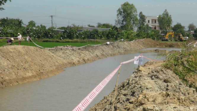 Sau khi hai bé chết đuối nước thì đơn vị thi công mới tiến hành lắp đặt rào chắn cảnh báo - Ảnh: Bửu Đấu