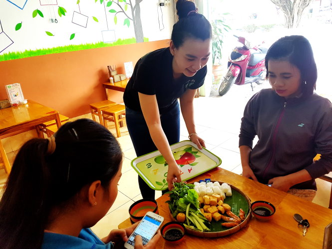 Chủ quán Thùy Dung luôn đon đả phục vụ thực khách Ảnh: T.P.
