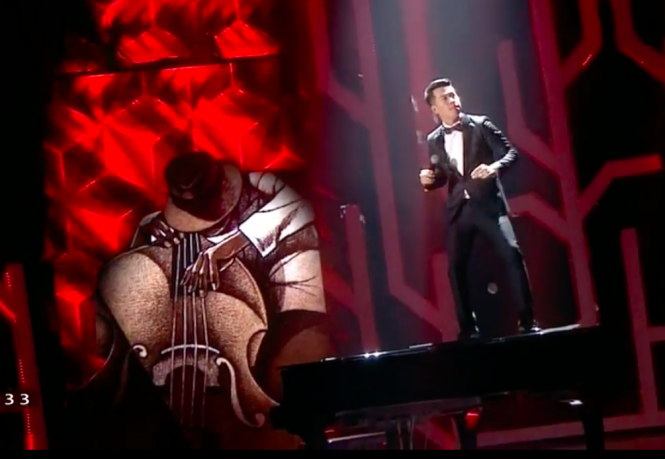 Hình ảnh Hồ Trung Dũng đứng trên đàn piano gây tranh cãi - Ảnh: chụp từ clip
