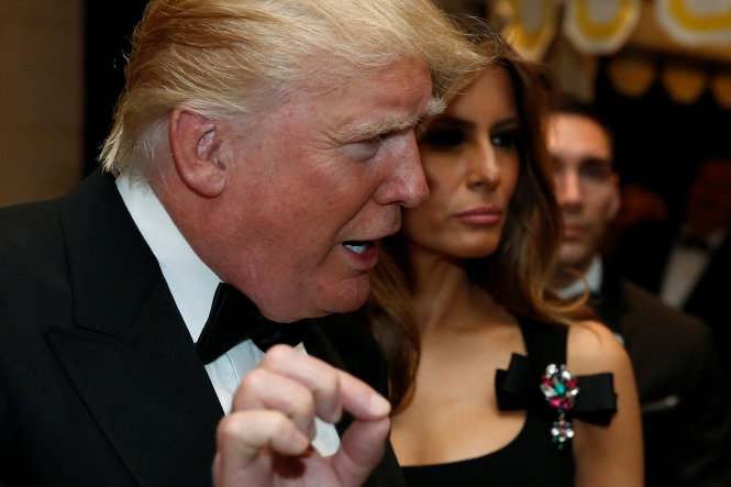 Ông Donald Trump và vợ Melania Trump vừa trở về New York chuẩn bị cho tuần làm việc mới sau khi nghỉ cuối năm vài ngày ở bang Florida - Ảnh: Reuters
