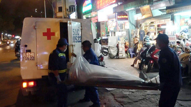 Thi thể nạn nhân được đưa lên xe chuyên dụng chuyển về nhà xác - Ảnh: Ngọc Khải
