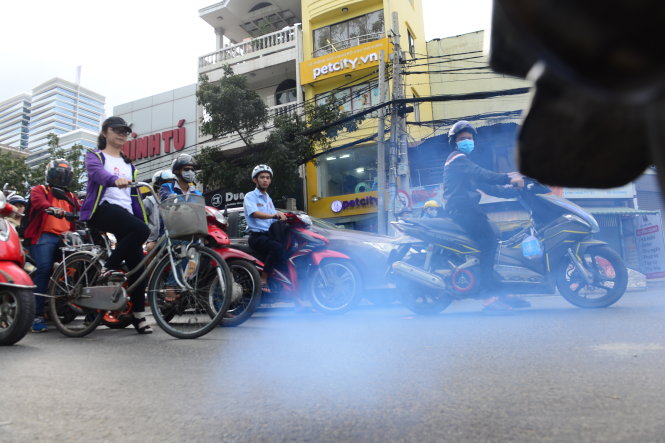 Xe máy xả khói trên đường Lý Chính Thắng, Q.3, TP.HCM trưa 2-1 - Ảnh: QUANG ĐỊNH
