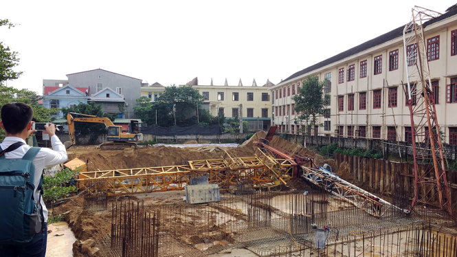 Hiện trường vụ sập cần cẩu tháp đè chết nam sinh lớp 10, Trường THPT Lê Viết Thuật (TP Vinh) vào chiều 14-11 tại dự án chung cư và biệt thự liền kề Trường Thành 2