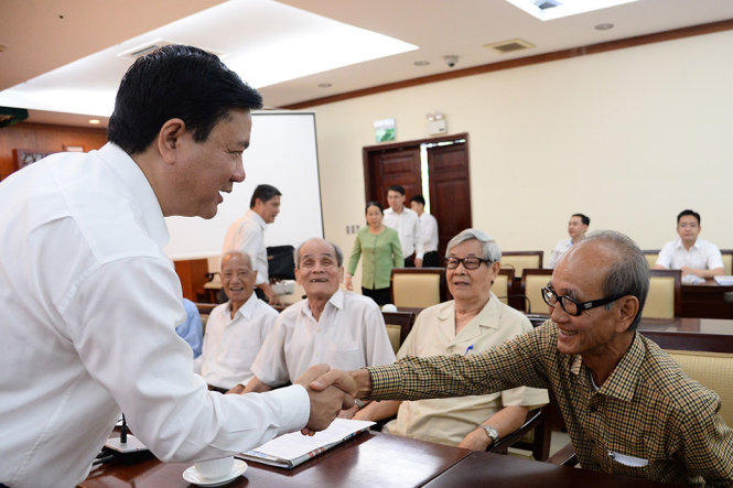 Bí thư Thành uỷ Đinh La Thăng trao đổi với cán bộ cao cấp nghỉ hưu Võ Viết Thanh - Ảnh: TỰ TRUNG