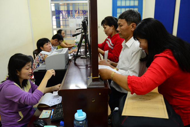 Làm thủ tục đổi giấy phép lái xe tại điểm cấp đổi giấy phép lái xe các loại 51/2 Thành Thái, P.14, Q.10, TP.HCM - Ảnh: QUANG ĐỊNH