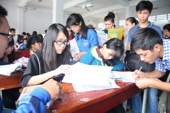 Thí sinh nộp hồ sơ đăng ký xét tuyển tại Trường ĐH Công nghiệp thực phẩm TP.HCM - Ảnh: TRẦN HUỲNH