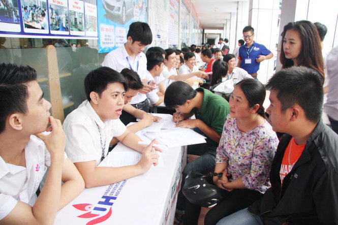 Thí sinh, phụ huynh nộp hồ sơ đăng ký xét tuyển tại Trường ĐH Công nghiệp TP.HCM - Ảnh: TRẦN HUỲNH