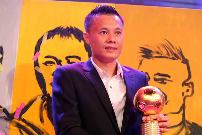 Thành Lương đoạt danh hiệu Quả bóng vàng VN 2016. Ảnh: NK