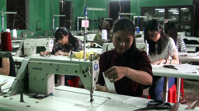 Học viên học dạy nghề may mặc tại Trung tâm hướng nghiệp, dạy nghề Nam Đàn (Nghệ An) - Ảnh: DOÃN HÒA