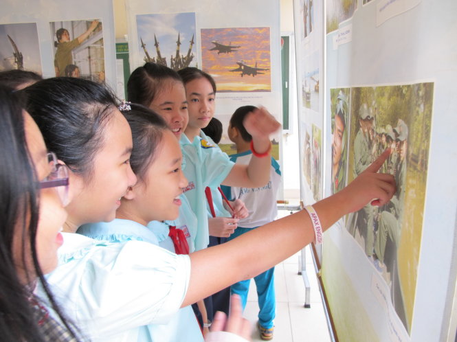 Học sinh thích thú xem triển lãm dưới sân trường - Ảnh: K.ANH
