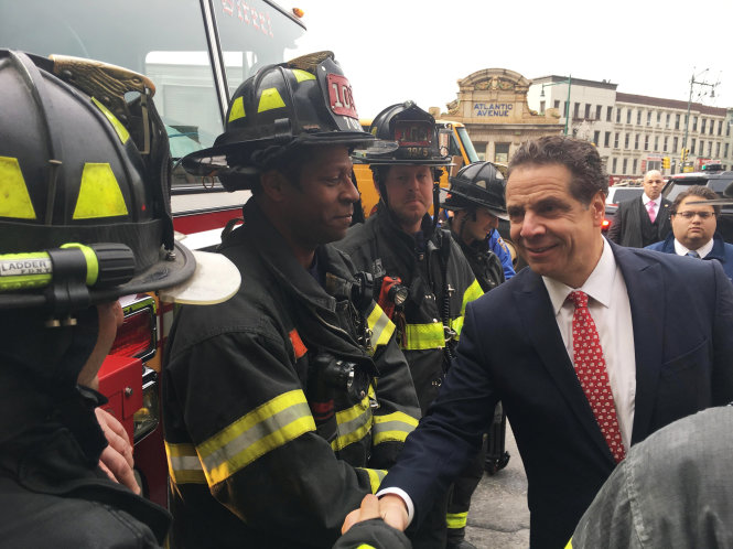 Thống đốc bang New York Andrew Cuomo động viên các nhân viên cứu hỏa sau vụ tai nạn - Ảnh: Reuters