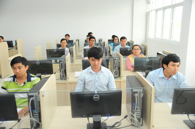 Cần thu hút thêm người tài, có tri thức để đủ sức vận hành nền kinh tế theo những thay đổi nhanh chóng của thế giới. Trong ảnh: thí sinh thi tuyển công chức ở TP.HCM - Ảnh: Tự Trung