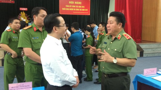 Trung tướng Bùi Văn Thành – thứ trưởng Bộ Công an trao đổi với các đại biểu dự hội nghị. Ảnh Hoàng Lộc