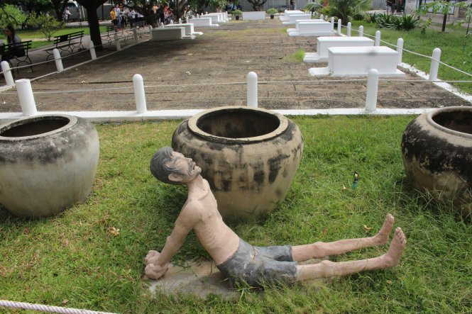 Bảo tàng diệt chủng Toul Sleng (Nhà tù S21) như một khoảng lặng giữa lòng thủ đô Phnom Penh.