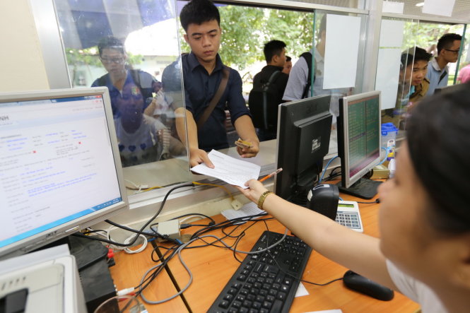 Thí sinh nộp hồ sơ xét tuyển vào Trường ĐH Bách khoa (ĐH Quốc gia TP.HCM) năm 2016 - Ảnh: N.HÙNG