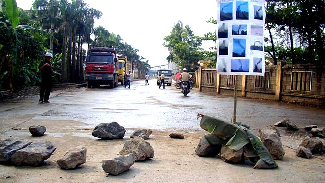 Người dân chặn đường vào nhà máy xi măng Vạn Ninh để phản đối việc nhà máy này gây ô nhiễm môi trường - Ảnh: T.Long
