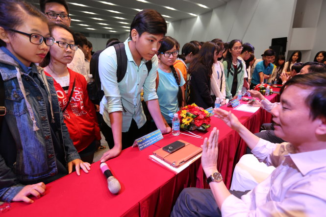 Các chuyên gia tư vấn cho học sinh tham gia Ngày hội tư vấn tuyển sinh - hướng nghiệp 2015 do Tuổi Trẻ tổ chức tại Trường ĐH Bách khoa (ĐHQG TP.HCM) - Ảnh: NHƯ HÙNG