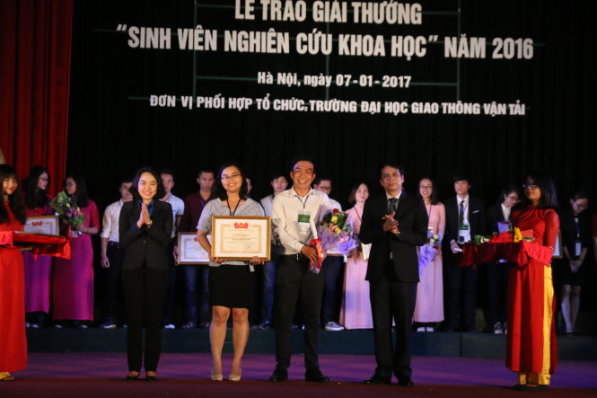 BTC trao bằng chứng nhận cho chủ nhân các đề tài nghiên cứu khoa học đạt giải nhất - Ảnh: Hoài Nam