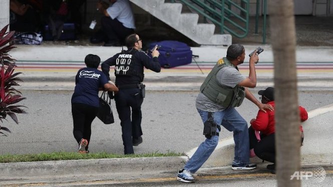 Cảnh sát hỗ trợ hành khách thoát ra ngoài ga số 2 của sân bay Fort Lauderdale-Hollywood - Ảnh: AFP