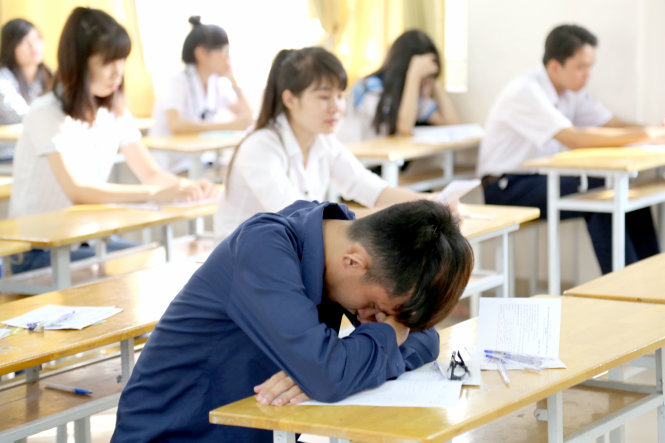 Thi cử không chủ làm mệt mỏi cho ngành giáo dục, mà còn làm mệt toàn xã hội. Trong ảnh: sự mệt mỏi của thí sinh tại kỳ thi THPT quốc gia năm 2016 - Ảnh: NHƯ HÙNG