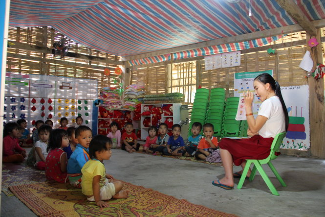 Các em học trong phòng tranh tre nứa lá - Ảnh: Hà Đồng