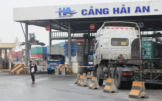 Xe vào cảng ở Hải Phòng sẽ phải mất thêm thời gian, chi phí để nộp tiền phí hạ tầng cảng biển - Ảnh: Tiến Thắng