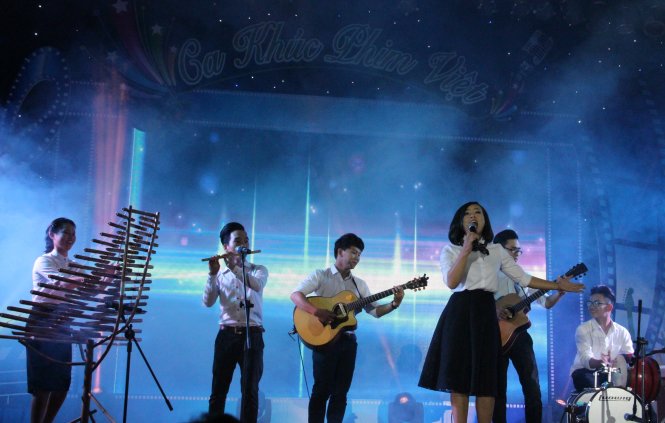 Nhóm nhạc Dân tộc trình diễn liên khúc Tuổi nào cho em và Ô mê ly - Ảnh: NGUYỄN LỘC