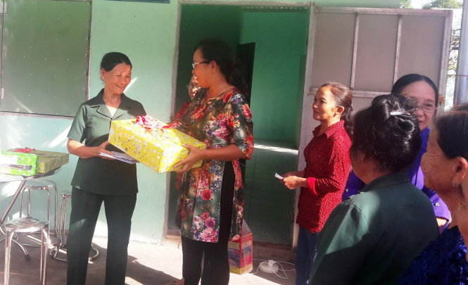 Bà con hàng xóm đến chung vui cùng bà Nguyễn Thị Lan (trái) - Ảnh: QUANG HƯNG