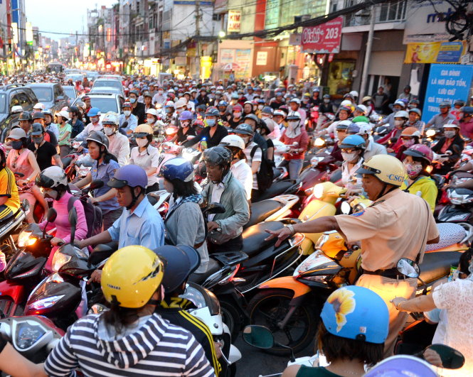 Trong dịp tết, lực lượng CSGT sẽ được huy động tối đa để điều tiết giao thông. Trong ảnh: CSGT xử lý ùn ứ tại giao lộ Phan Đình Phùng - Huỳnh Văn Bánh (Q.Phú Nhuận, TP.HCM)- Ảnh: HỮU KHOA
