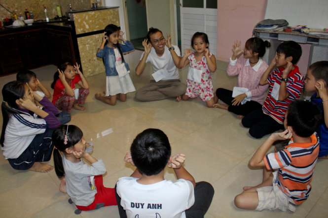 Một lớp dạy tiếng Anh cho các bạn nhỏ thuộc dự án Krona Class - Ảnh: THÁI THỊNH