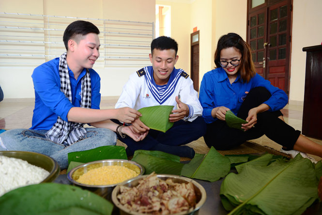 Các chiến sĩ tại Lữ đoàn 146 gói bánh chưng cùng các nghệ sĩ và đoàn viên thanh niên - Ảnh: DUYÊN PHAN
