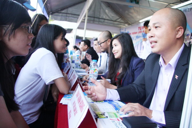 Học sinh tìm hiểu ngành học tại gian tư vấn Trường ĐH Tài chính - marketing - Ảnh: TRẦN HUỲNH