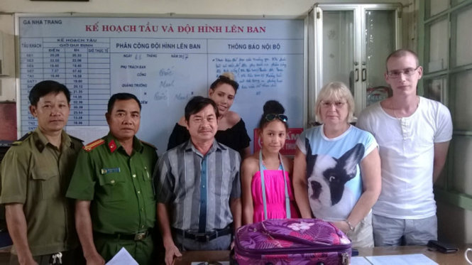 Gia đình hành khách Gillion Lesky Dicorato nhận lại tài sản với sự chứng kiến của cơ quan chức năng - Ảnh: ĐẶNG NGỌC QUÁT