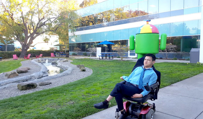 Trần Mạnh Chánh Quân trước tòa nhà ở trụ sở Google tại California, Mỹ. Ảnh chụp sau khi Quân phỏng vấn ngày 18-11-2016 - Ảnh: TRƯƠNG MẠNH THANH THẢO