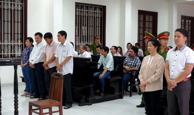 các bị cáo Thúy, Thức, Khôi, Thơ, Nghĩa, Thạch (từ trái qua) nói lời sau cùng trước khi tòa nghị án.