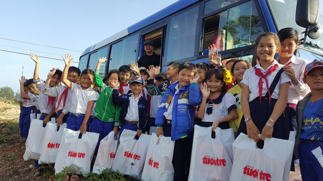 Niềm vui đi nhận quà “Tết yêu thương” của các em học sinh vùng lũ Quảng Trị - Ảnh: L.Đ.D.