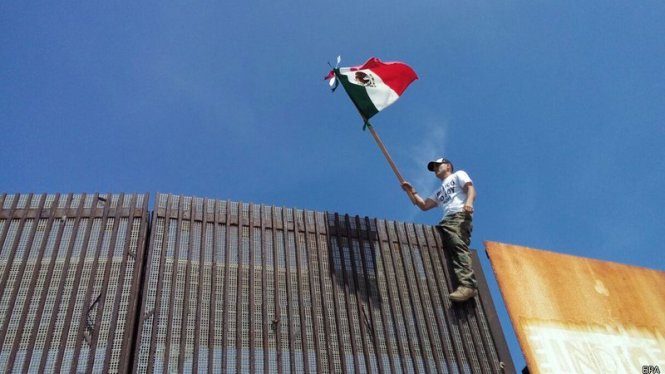 Một hàng rào được dựng dọc biên giới Mỹ - Mexico - Ảnh: RTE