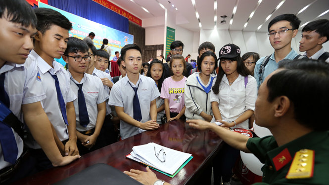 Học sinh trong ngày hội tư vấn tuyển sinh - hướng nghiệp 2016 do báo Tuổi Trẻ tổ chức - Ảnh: Như Hùng