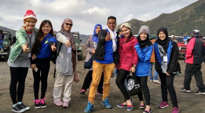 Nguyễn Thị Lụa (đứng thứ 2 từ trái qua) và các du học sinh đến núi nửa Bromo cách Malang không xa - Ảnh: T.H.