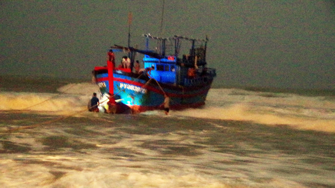 Tàu cá mắc cạn tại cửa biển chiều tối 11/1