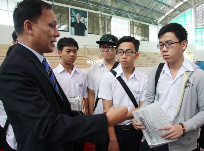PGS.TS Nguyễn Văn Thư đang tư vấn cho học sinh tỉnh Khánh Hòa - Ảnh: TRẦN HUỲNH