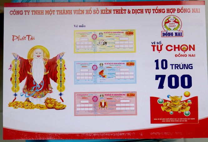 Các tờ rơi, áp phích loại vé tự chọn đang được quảng bá sau khi Vietlott có hơn 70 đại lý xuất hiện ở Đồng Nai, chiếm thị phần xổ số truyền thống - Ảnh: H.M