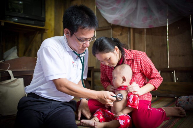 Bác sĩ Lê Minh Khôi trong chuyến đi khám cho các trẻ em bị mắc bệnh tim bẩm sinh ở Chợ Lách, Bến Tre vào tháng 12-2016 - Ảnh: Nguyễn Hoàng Định
