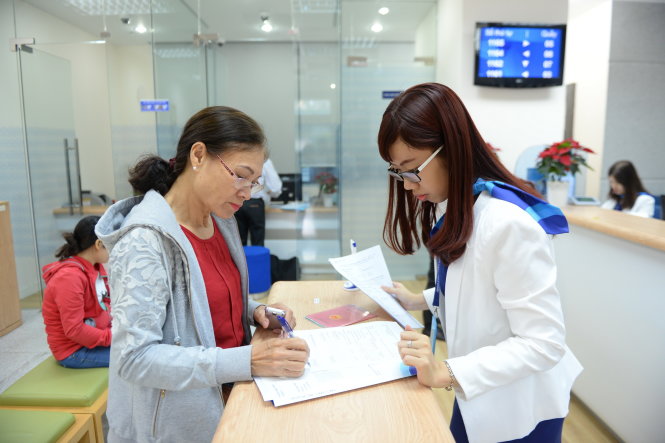 Các ngân hàng tung ra hàng loạt gói cho vay ưu đãi nhằm kích cầu vay vốn ngay từ đầu năm. Trong ảnh: nhân viên Ngân hàng ACB tư vấn cho khách hàng - Ảnh: Hữu Khoa