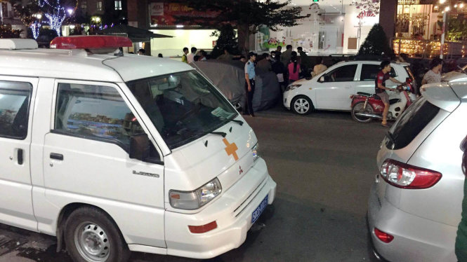 Xe của lực lượng chức năng đến khám nghiệm hiện trường - Ảnh: Ngọc Khải