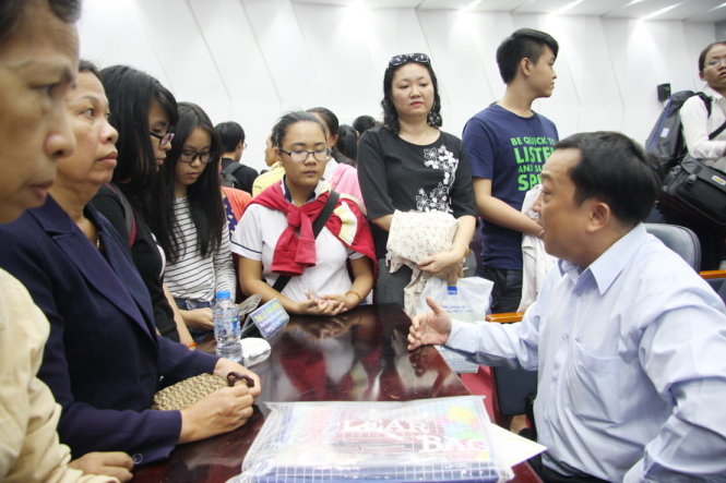 ThS Lê Văn Hiển đang tư vấn cho thí sinh và phụ huynh tại Ngày hội tư vấn xét tuyển năm 2016 - Ảnh: TRẦN HUỲNH