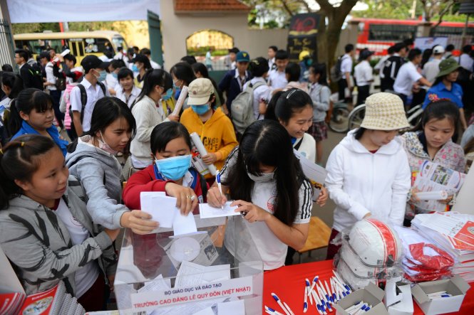 Học sinh ghi thông tin cho các trường đại học - Ảnh: Hữu Khoa
